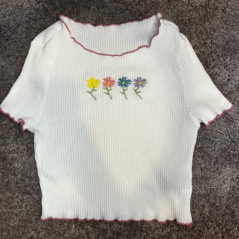 Very cute and fun crop top. Easy to style flower pattern
